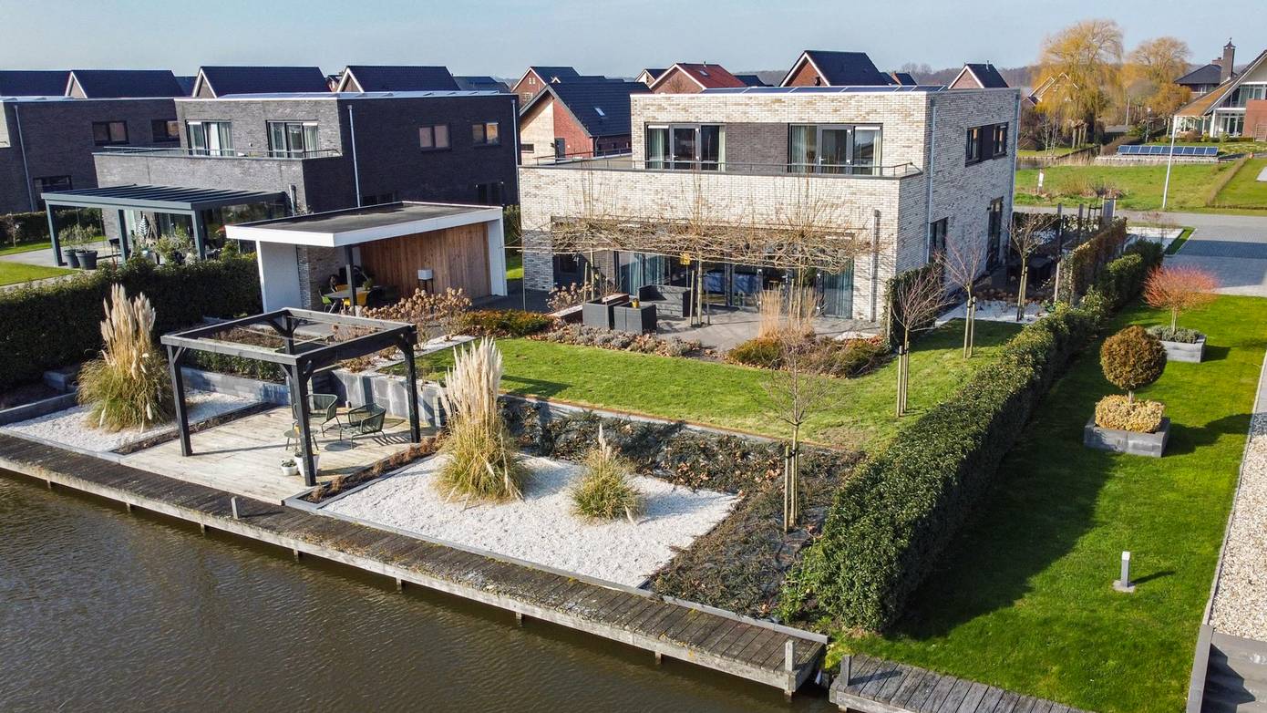 Te koop in Groningen: Moderne watervilla met unieke panoramische woonkamer met uitzicht op eigen aanlegsteiger 