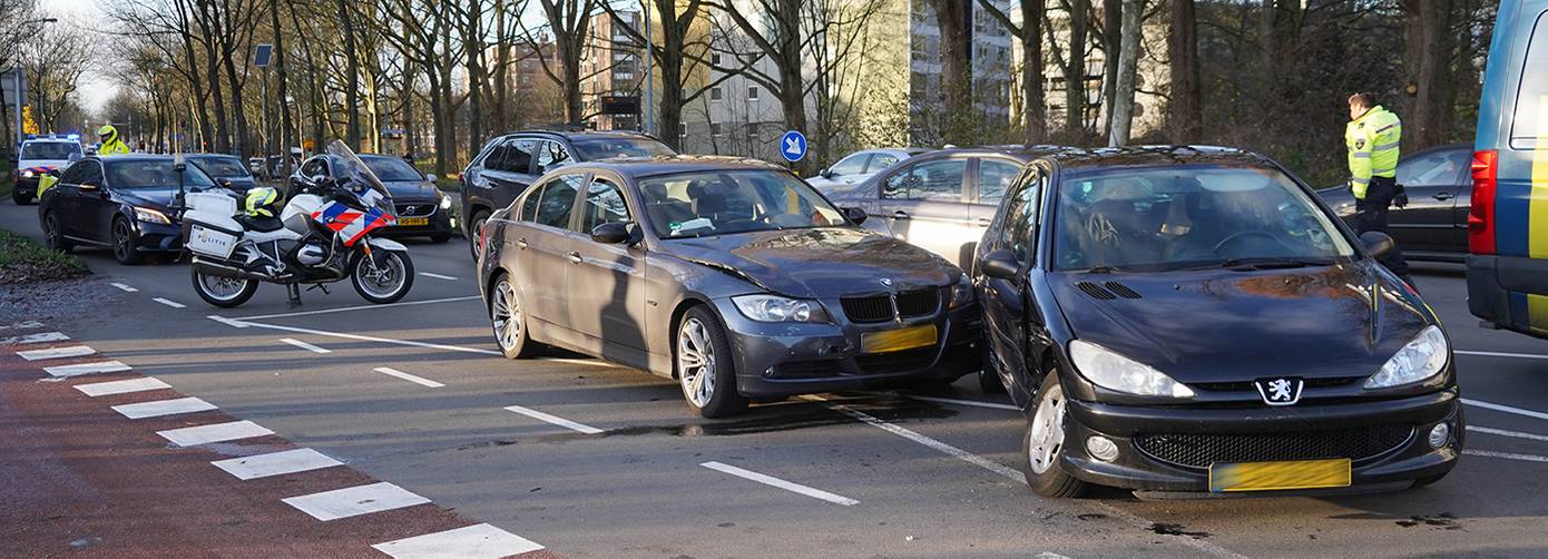 Lange file op Laan Corpus den Hoorn door aanrijding tussen twee auto's