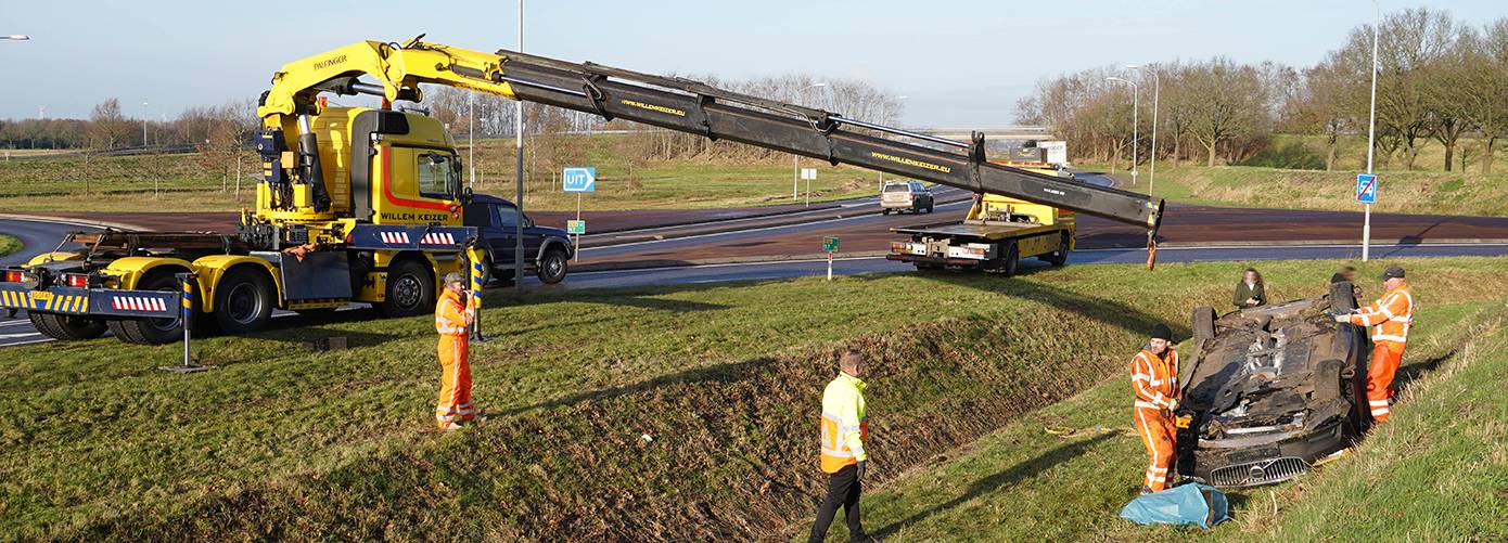 Auto slaat over de kop bij Alteveer