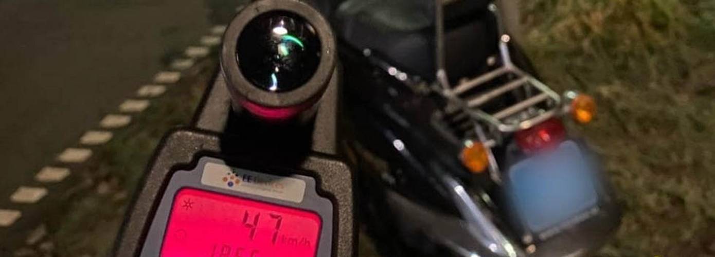 Snorfietser rijdt zonder rijbewijs onder invloed van alcohol te hard in Oude Pekela