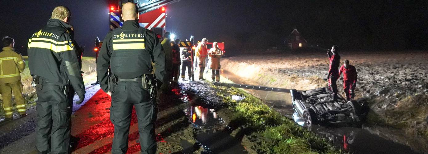 Auto belandt op de kop in de sloot bij Grijpskerk; 21-jarige bestuurder gewond	