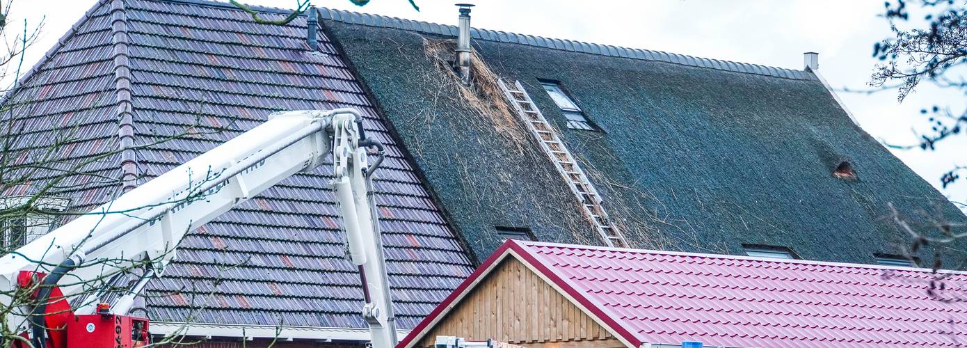 Brand in dak van rietgedekte woning in Sebaldeburen