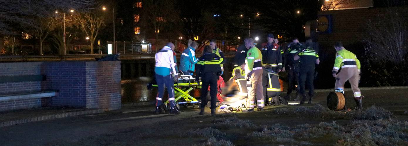 Persoon uit water gered uit Oosterhamrikkanaal Groningen