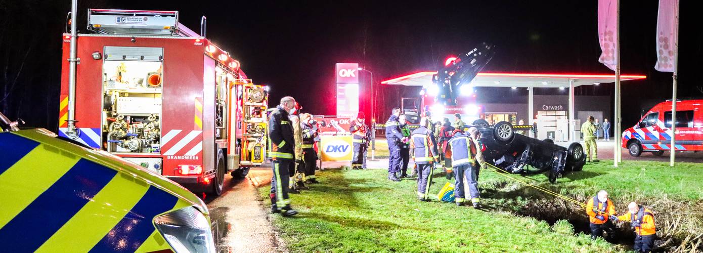 Auto belandt op de kop in de sloot bij Ter Apel; bestuurder zwaargewond