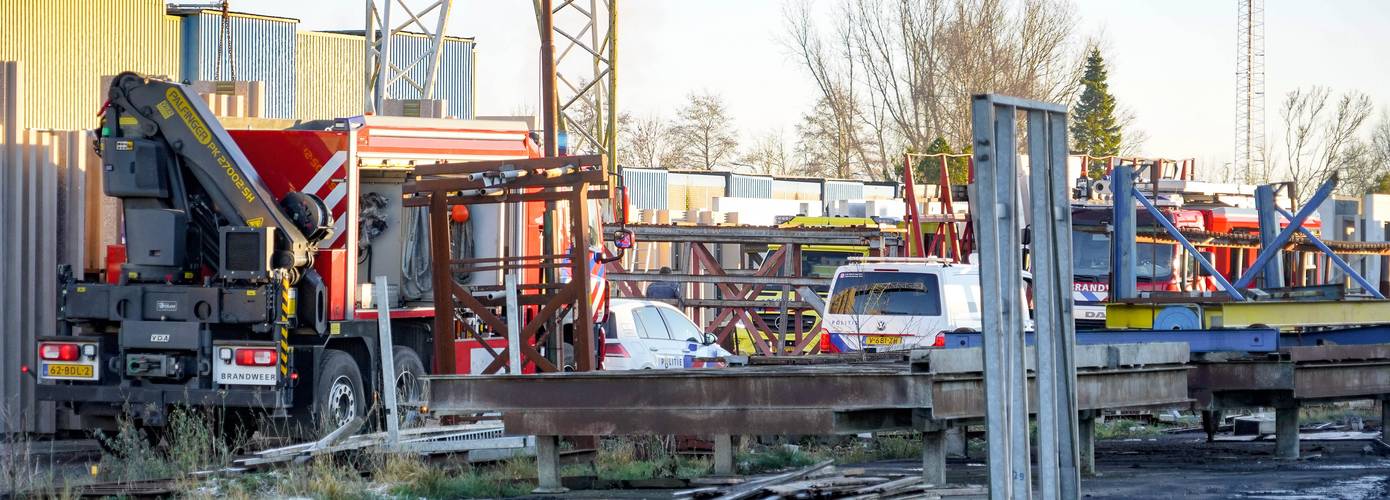 Persoon bekneld onder betonplaat in Groningen