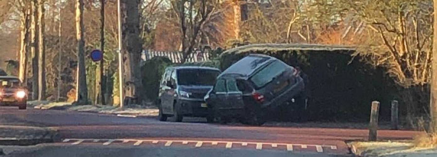 Auto belandt op paaltje in Haren