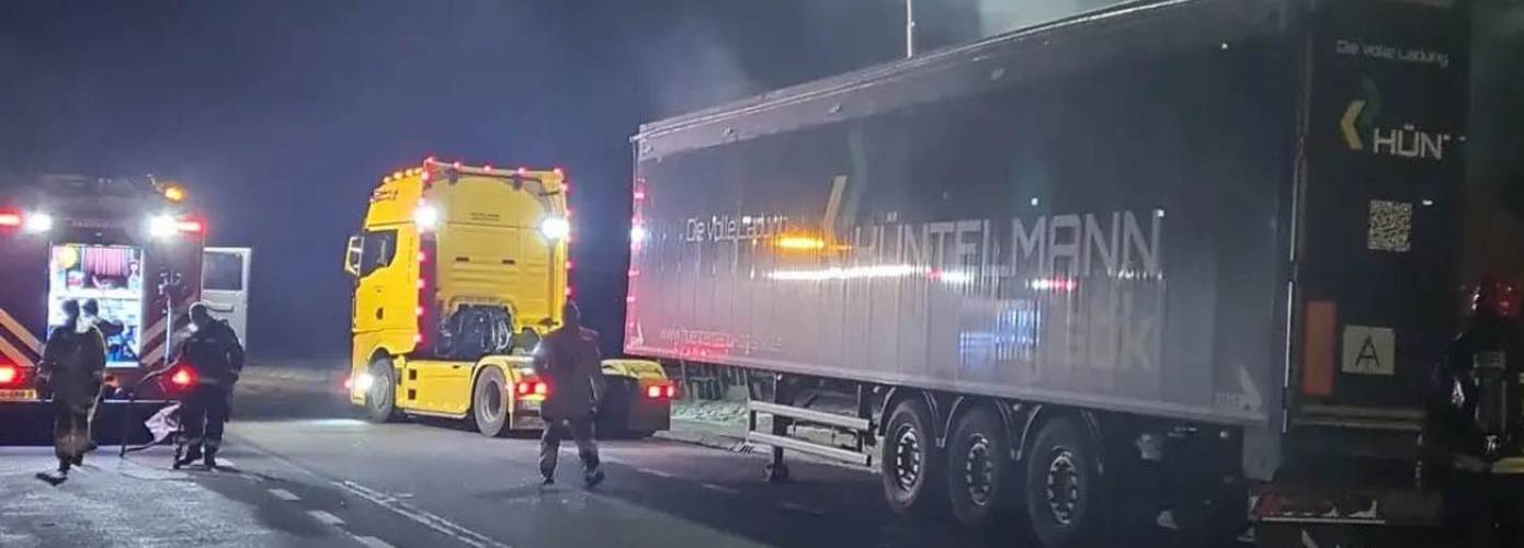 Vrachtwagen met lading houtsnippers vliegt in de brand bij Hoogezand