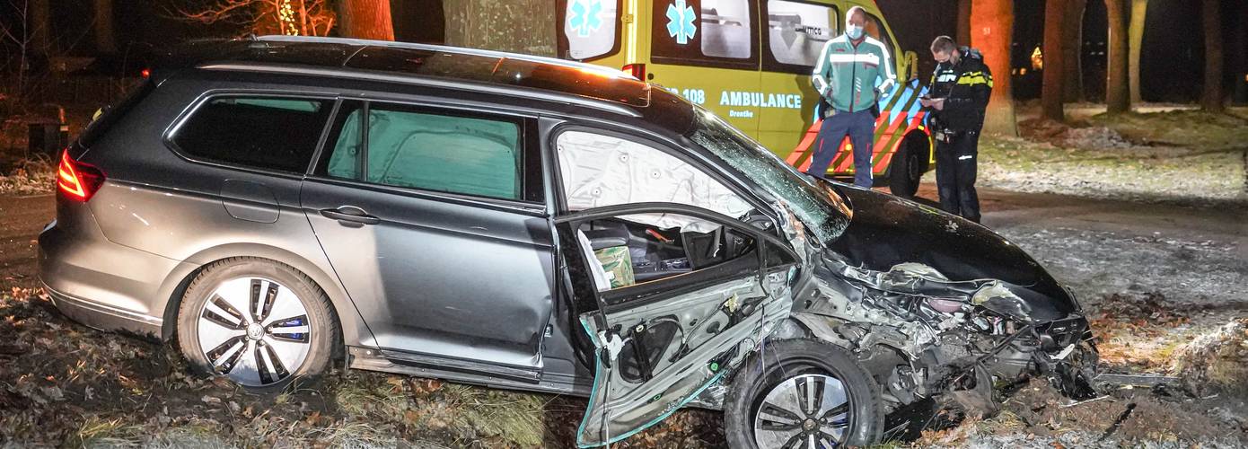 Auto raakt van de weg en botst op boom in Nieuw-Roden