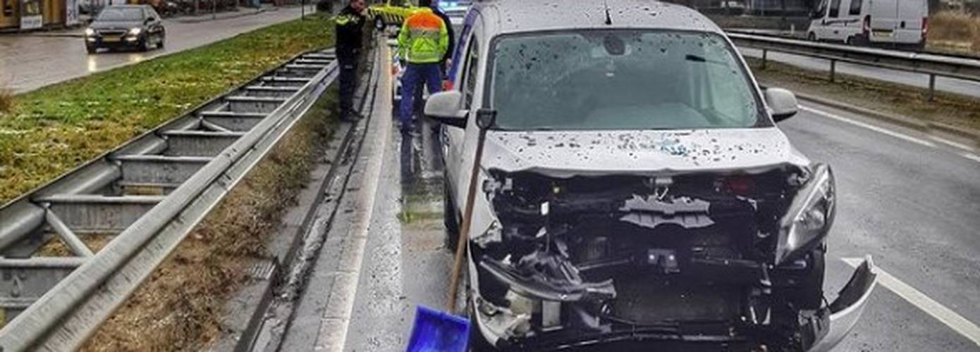 Drie auto’s botsen op Friesestraatweg: één automobilist raakt gewond