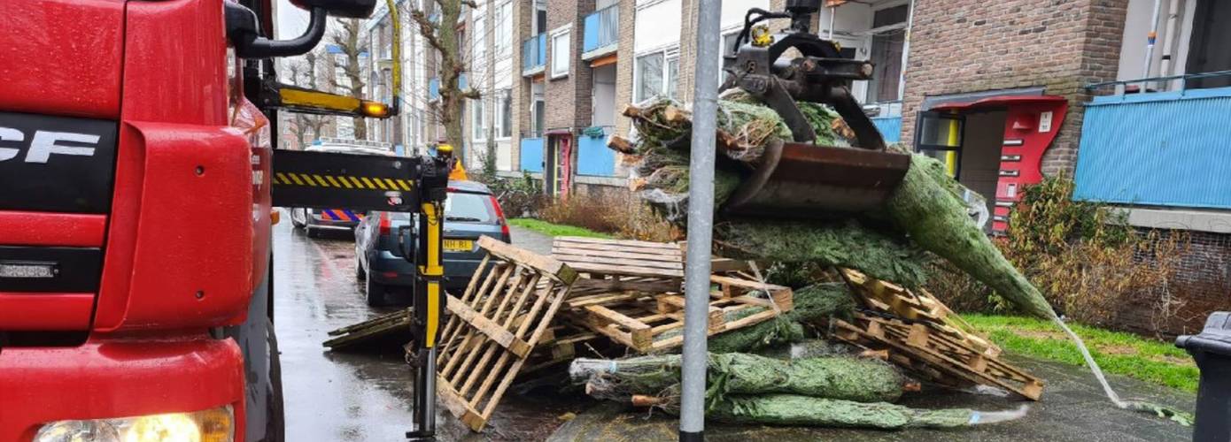 Politie laat grote hoeveelheid hout en kerstbomen afvoeren voor oud en nieuw