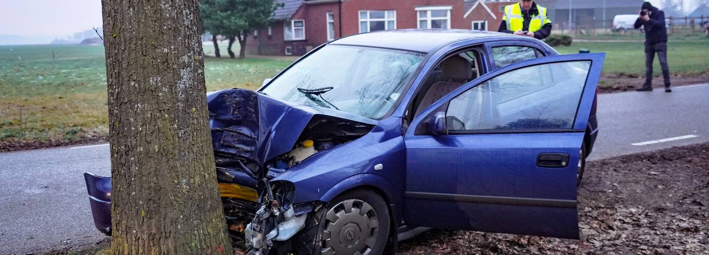 Automobilist botst tegen boom bij Nieuw-Roden