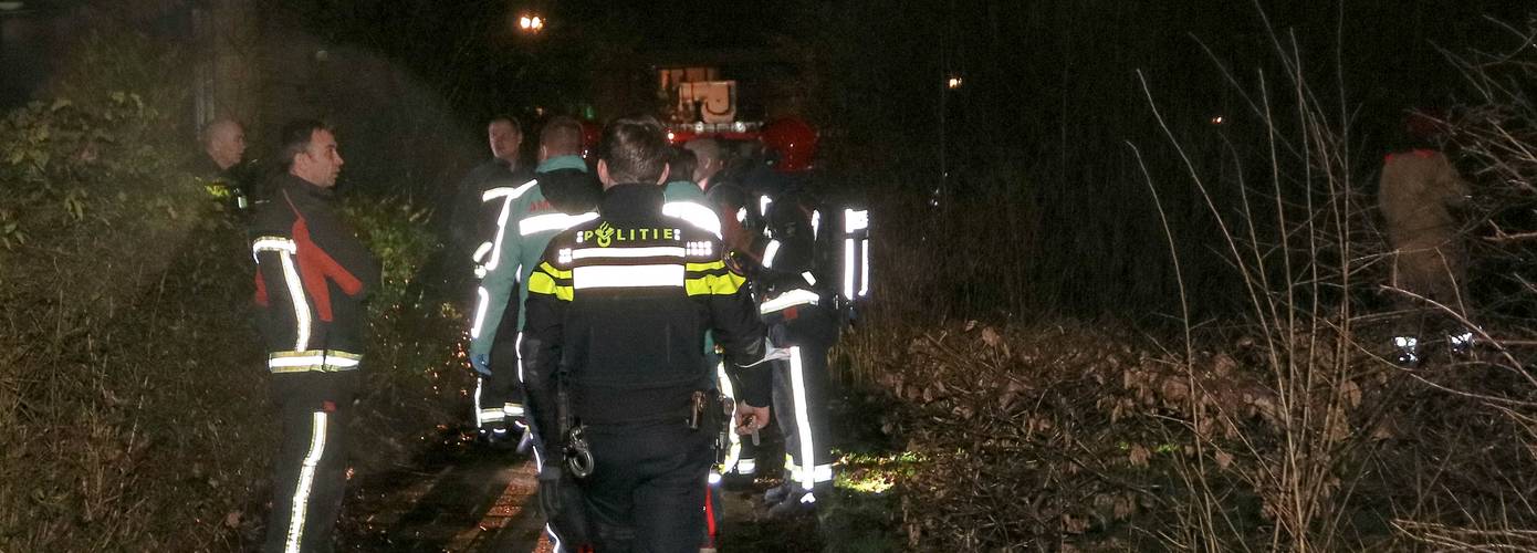 Melding woningbrand met zwarte rook uit woning loos alarm; politie doet onderzoek