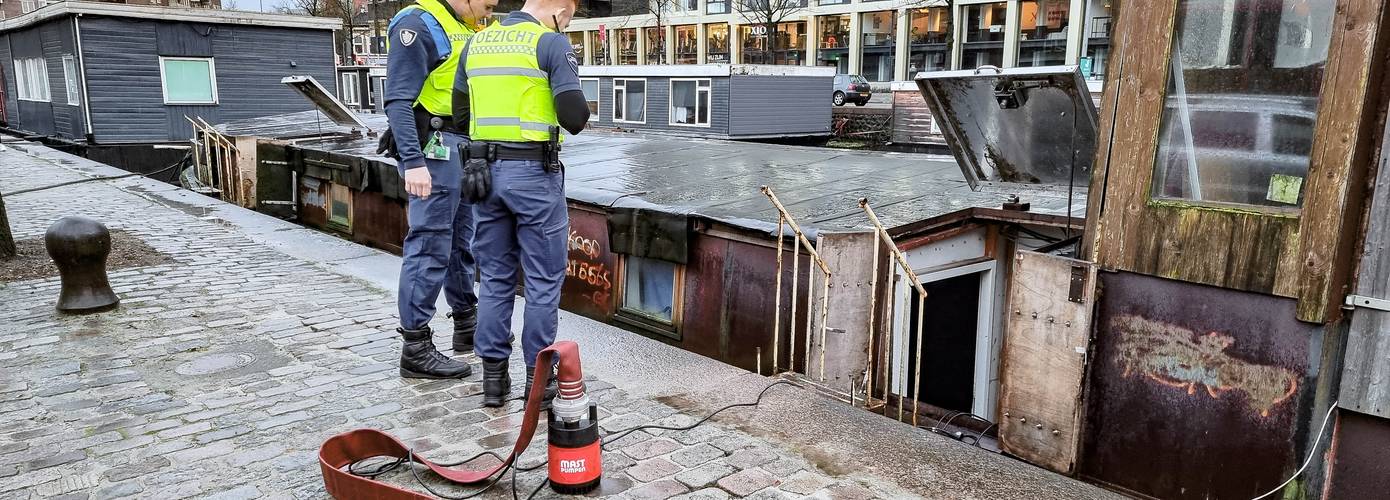 Woonboot maakt water door gesprongen waterleiding in de Stad