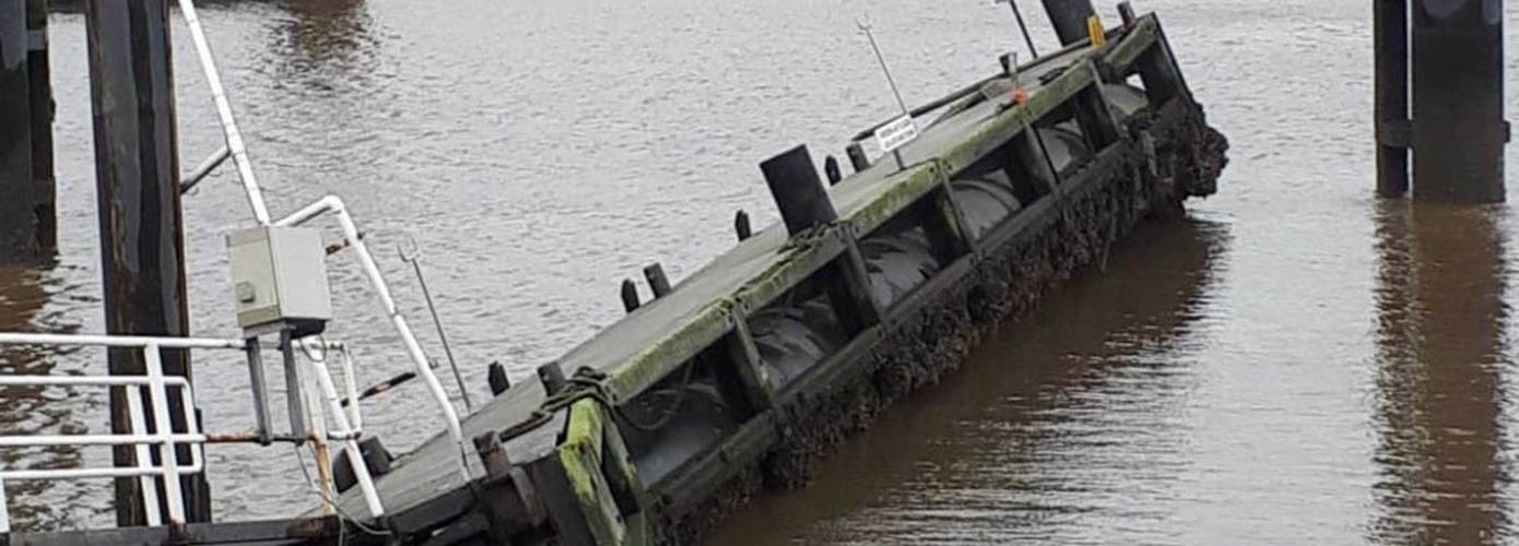 Drijfsteiger aangevaren door schip in haven van Lauwersoog