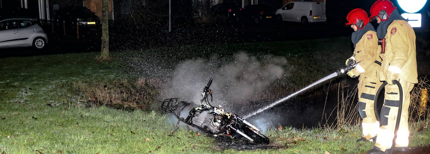 Scooter in brand gestoken langs waterkant Zuiderweg