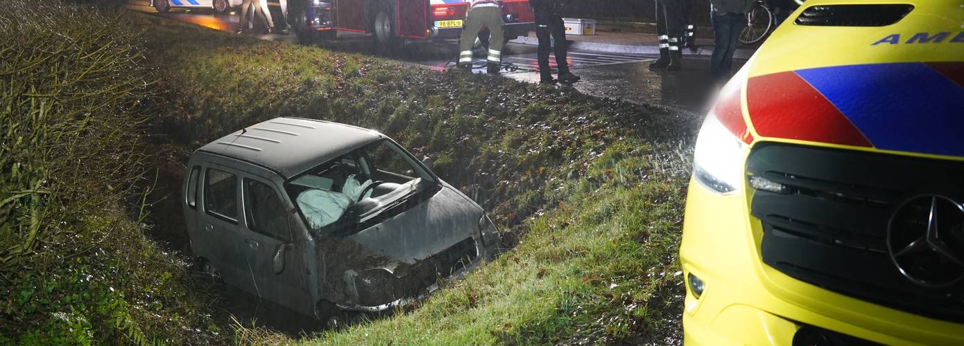 Auto belandt in de sloot bij Grootegast