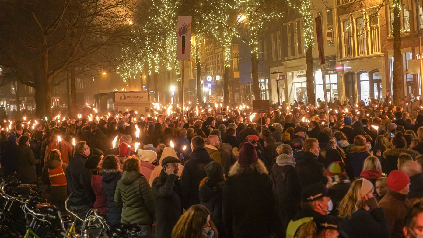 Duizenden Groningers in actie met fakkeltocht in Stad