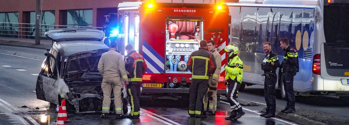 Personenauto vliegt volledig in de brand binnenstad Groningen