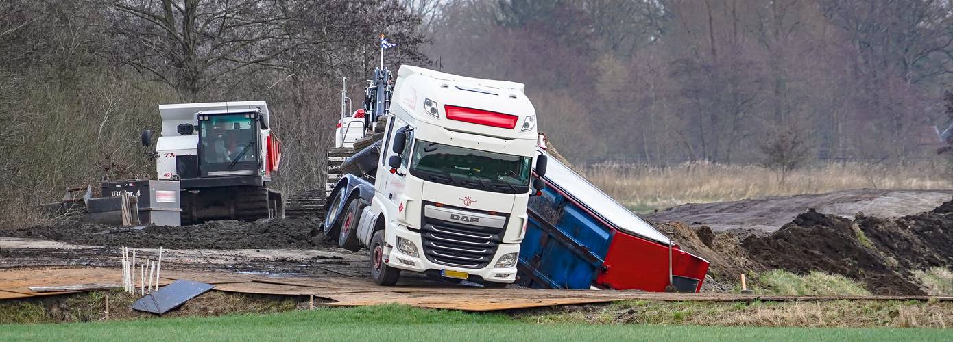 Trailer met zand gekanteld in de sloot bij De Punt