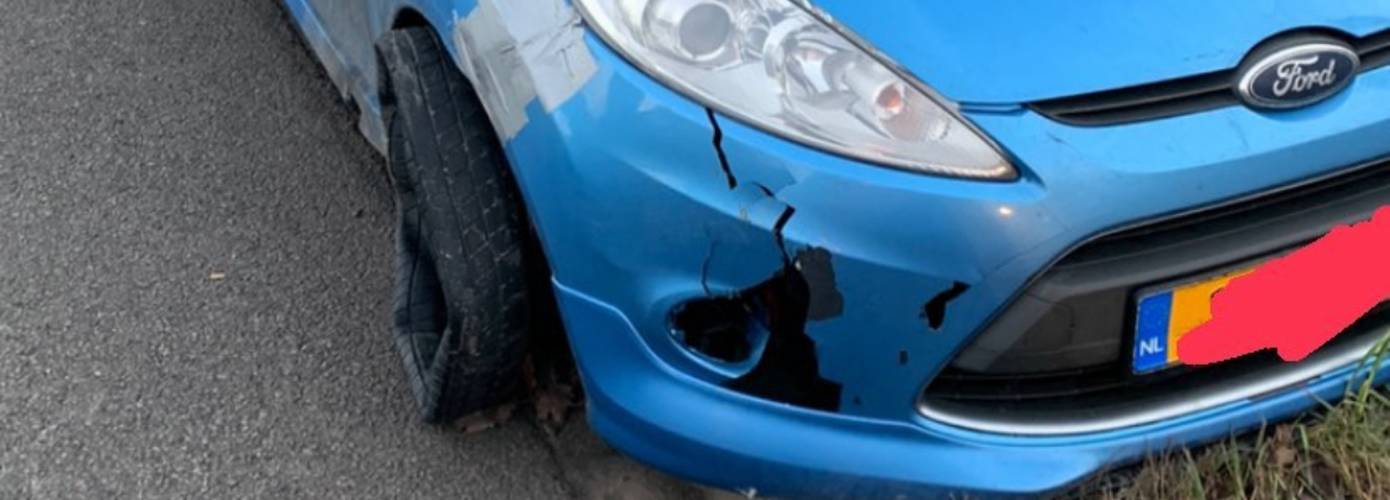 Handhaving treft zwaar beschadigde achtergelaten auto aan Groningen