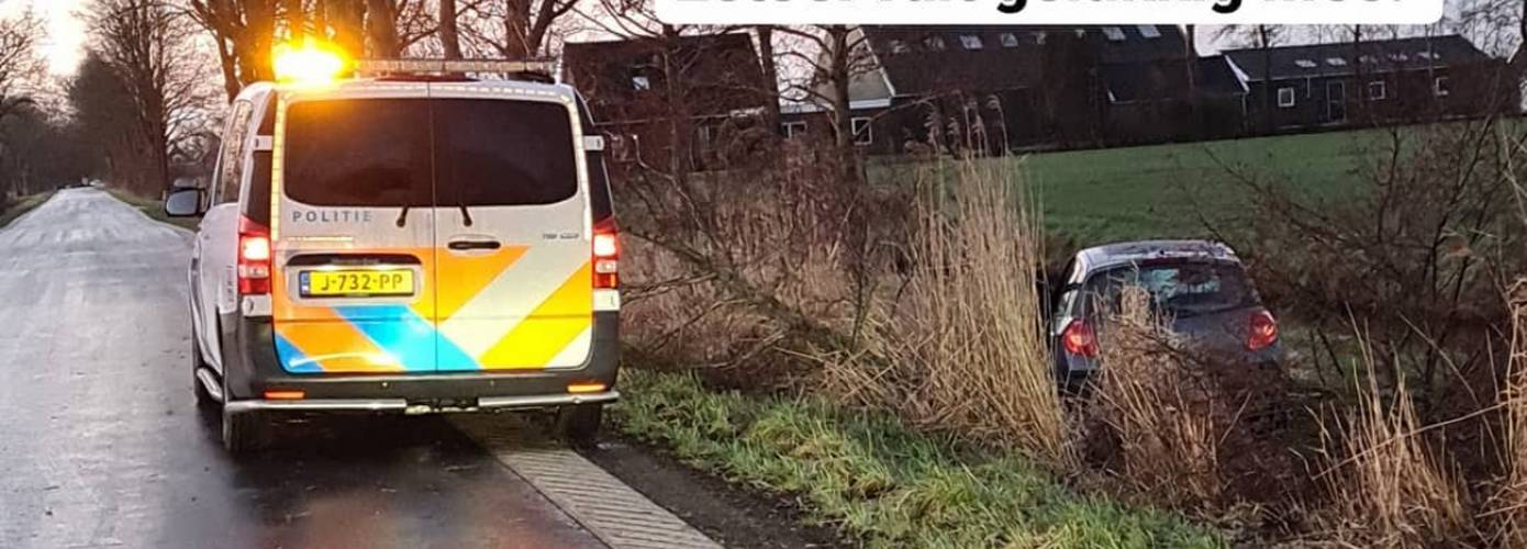 Auto belandt door gladheid in de berm en botst tegen boom bij Adorp