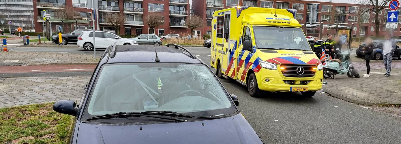 Scooterrijdster raakt gewond bij aanrijding met automobilist in Groningen