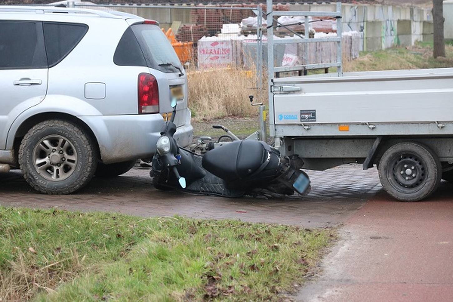 Scooter klem onder aanhanger na botsing in Groningen