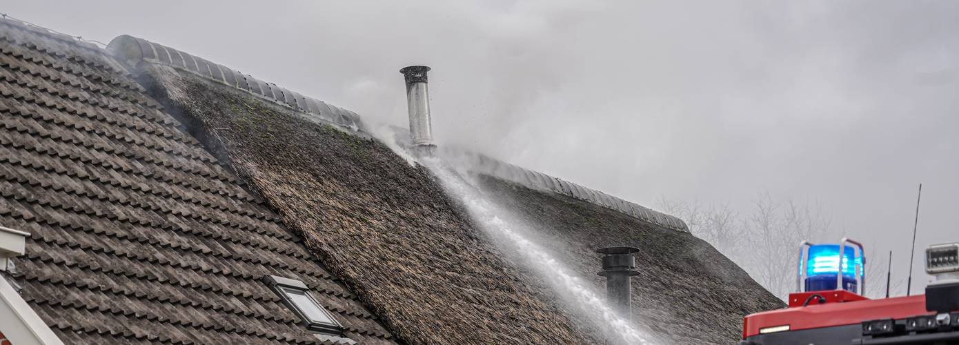 Rieten dak in brand bij sauna en beautycentrum: Eén persoon raakt gewond