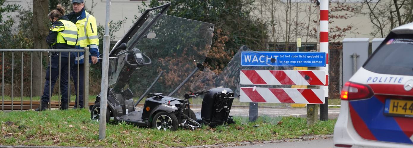 Omstanders redden oudere man in scootmobiel voor aanstormende trein in Haren