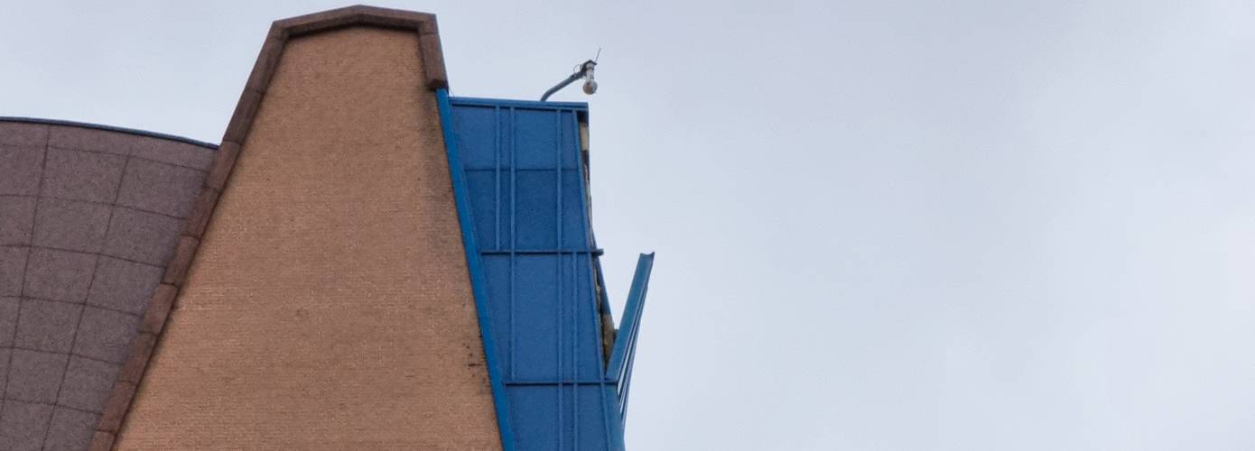 Ringweg tot morgenochtend afgesloten wegens loslatende platen Gasuniegebouw Groningen