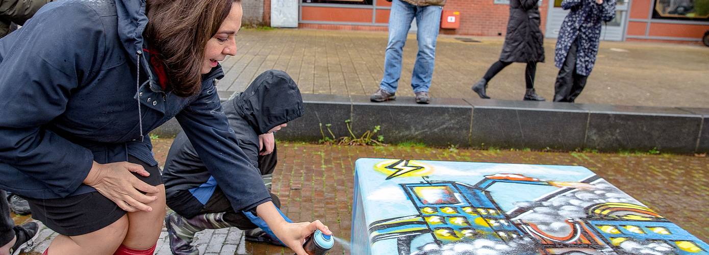 Wethouder Diks zet graffiti op Plein Oost in Beijum