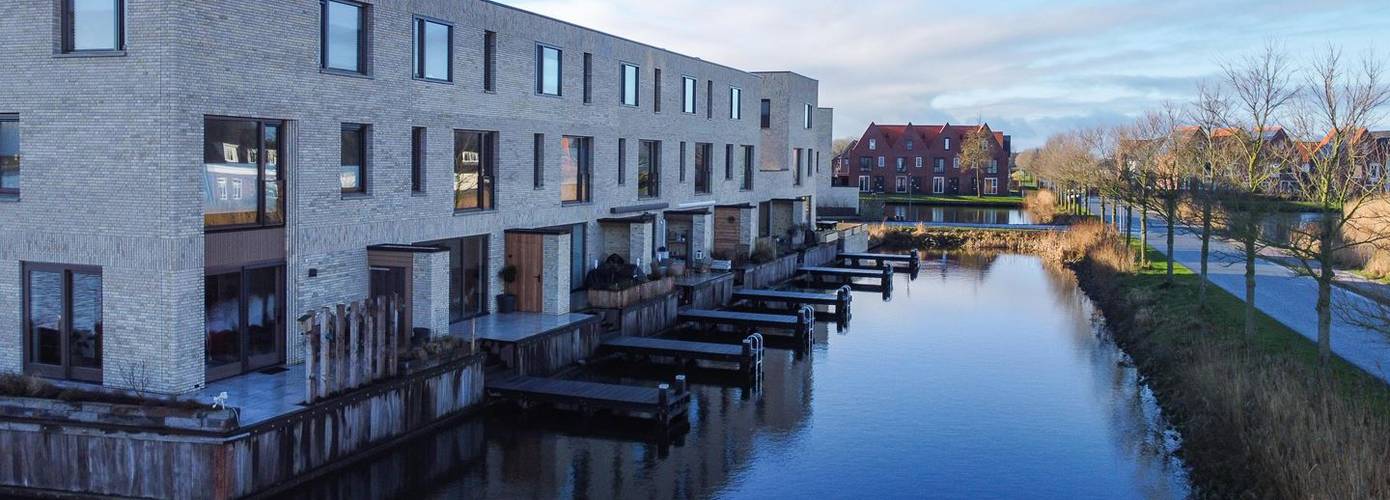 Te koop in Meerstad: Duurzaam gebouwd woonhuis aan het water met aanlegsteiger