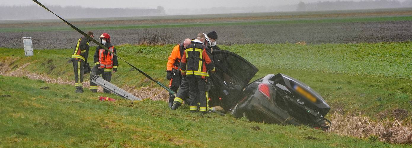 Auto op de kop in de sloot naast de N374 tussen Stadskanaal en Drouwenermond