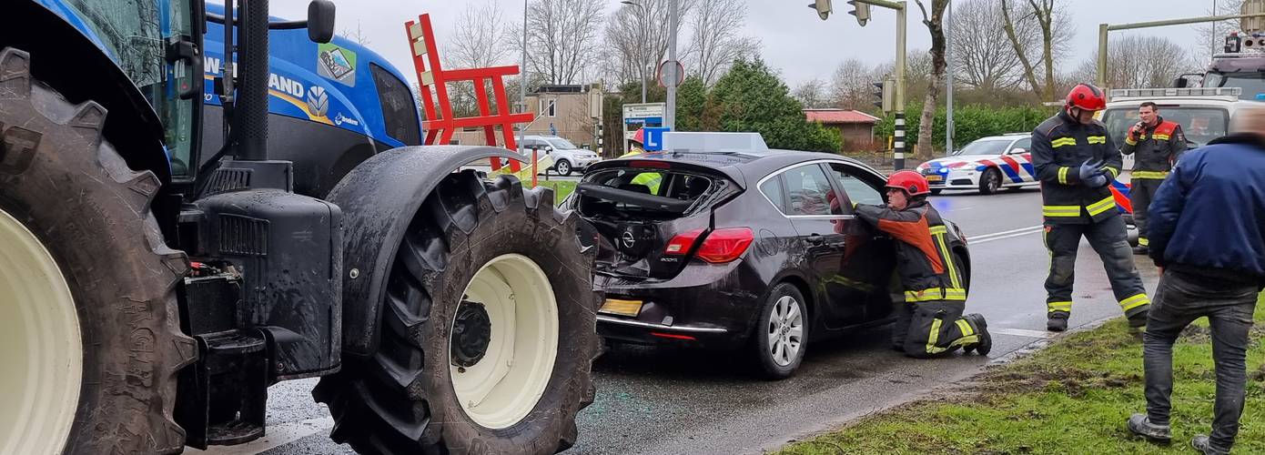 Tractor botst achterop lesauto in Groningen; forse schade