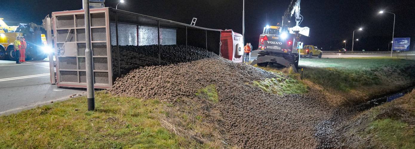 Vrachtwagen vol aardappels gekanteld op de N366 Veendam