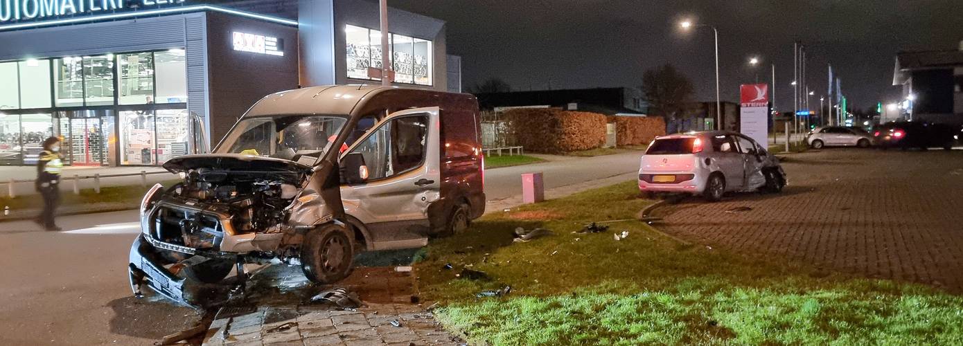 Zware aanrijding tussen busje en auto Wismarweg Groningen