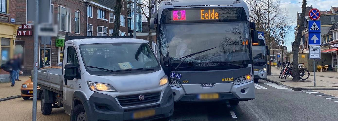 Bestelwagen en lijnbus botsen op Zuiderdiep in Groningen