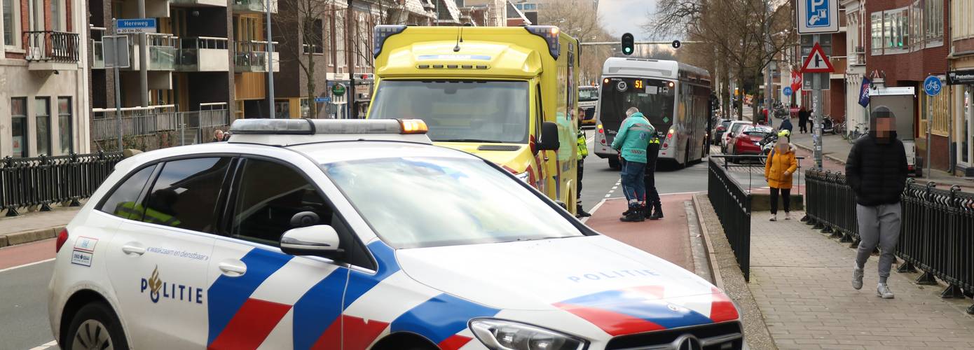 Lijnbus en fietser botsen in Groningen; fietser gewond 