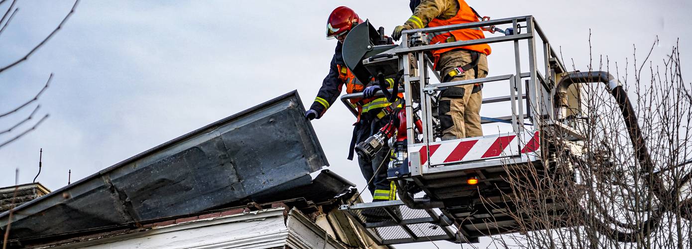 Deel van dakkapel kapot gewaaid in Haren door storm