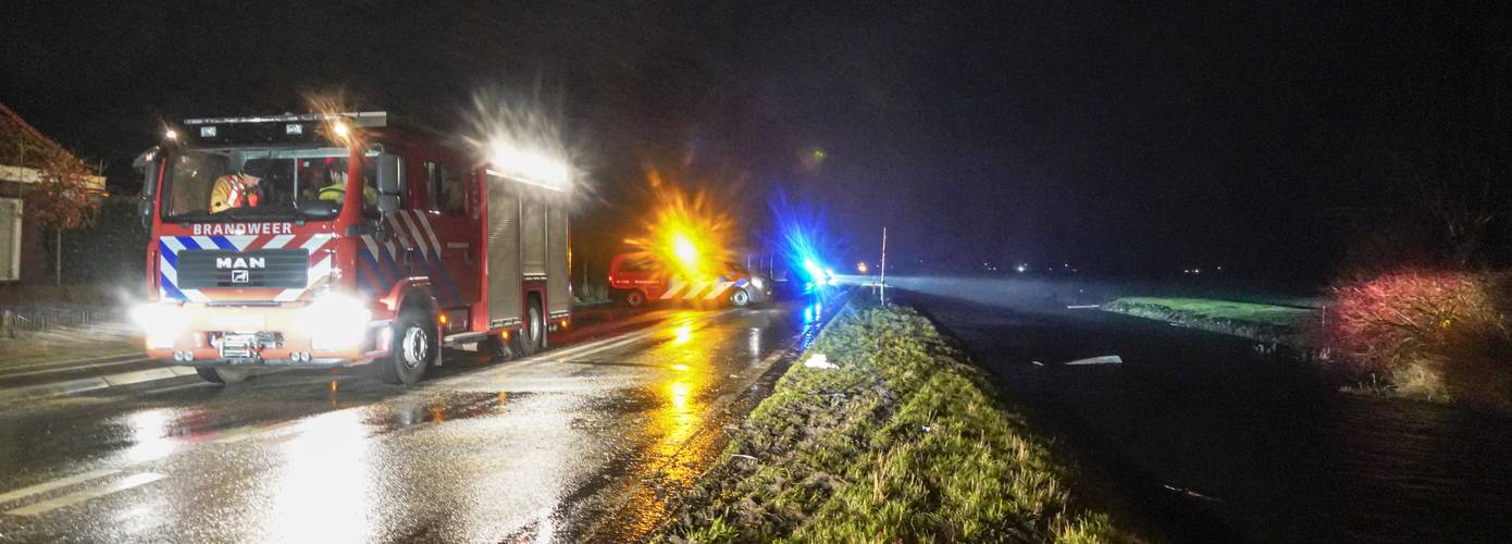 Twee auto’s botsen en raken te water in kanaal; twee gewonden