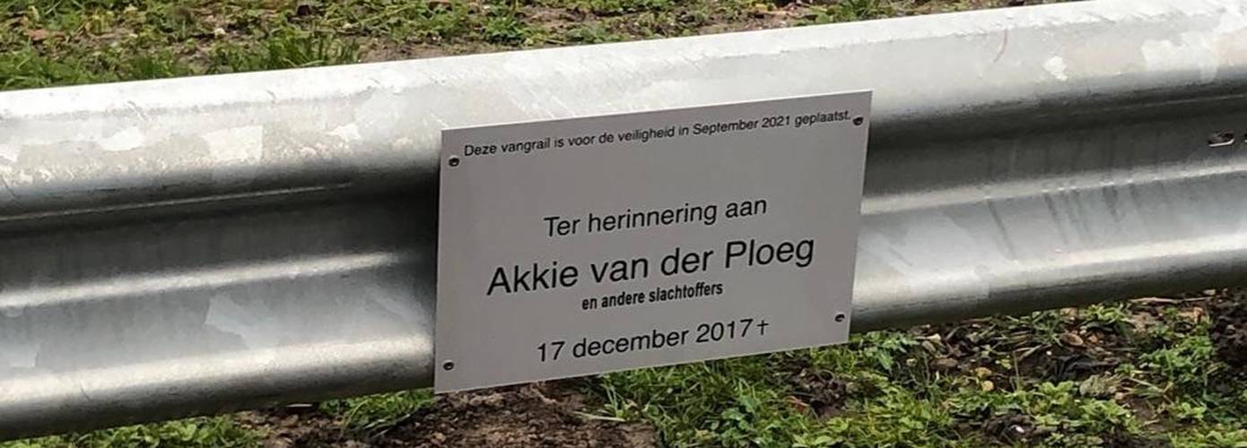 Onthulling gedenkplaatje langs het Van Starkenborghkanaal bij Gaarkeuken 