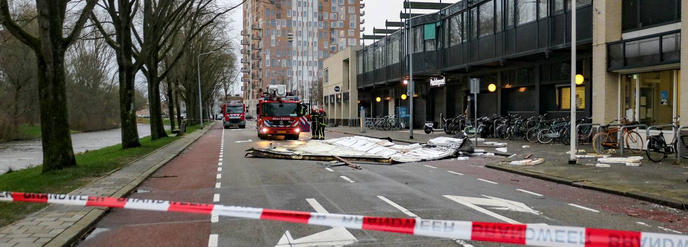 Dak van winkelcentrum in Groningen eraf gewaaid