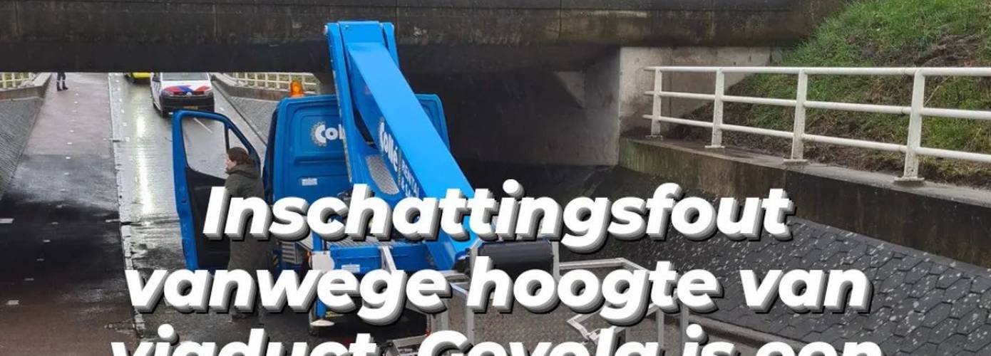 Hoogwerker komt vast te zitten onder viaduct bij Olgerweg; één gewonde