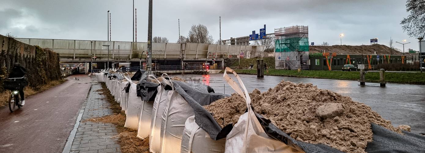 Uitzonderlijk veel regen zorgt voor overlast: zandzakken op verschillende locaties vanwege hoge waterstand