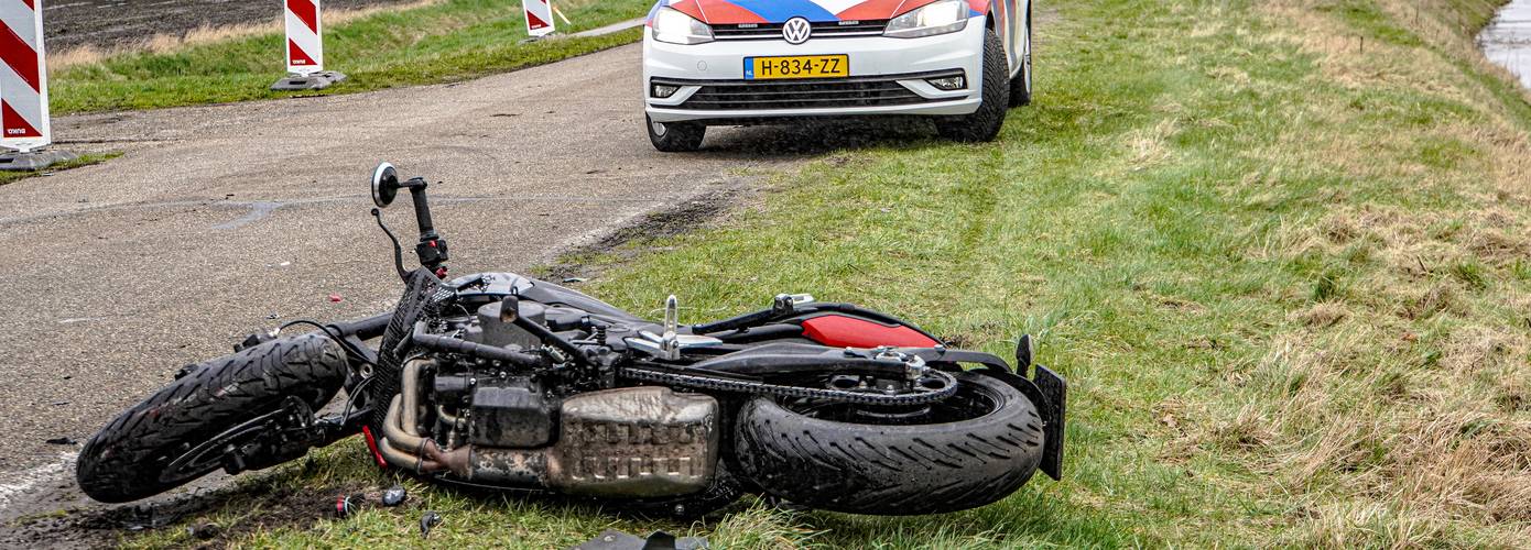 Motorrijder gewond bij botsing met bestelauto in Nieuwe Pekela