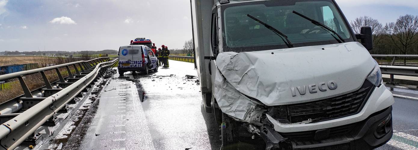 Gewonden bij twee ongelukken wegens gladheid door hagelbui op N366 tussen Nieuwe Pekela en Veendam