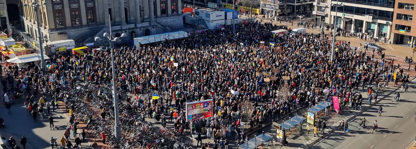 Bijna twee duizend personen demonstreren tegen Russische inval op Grote Markt