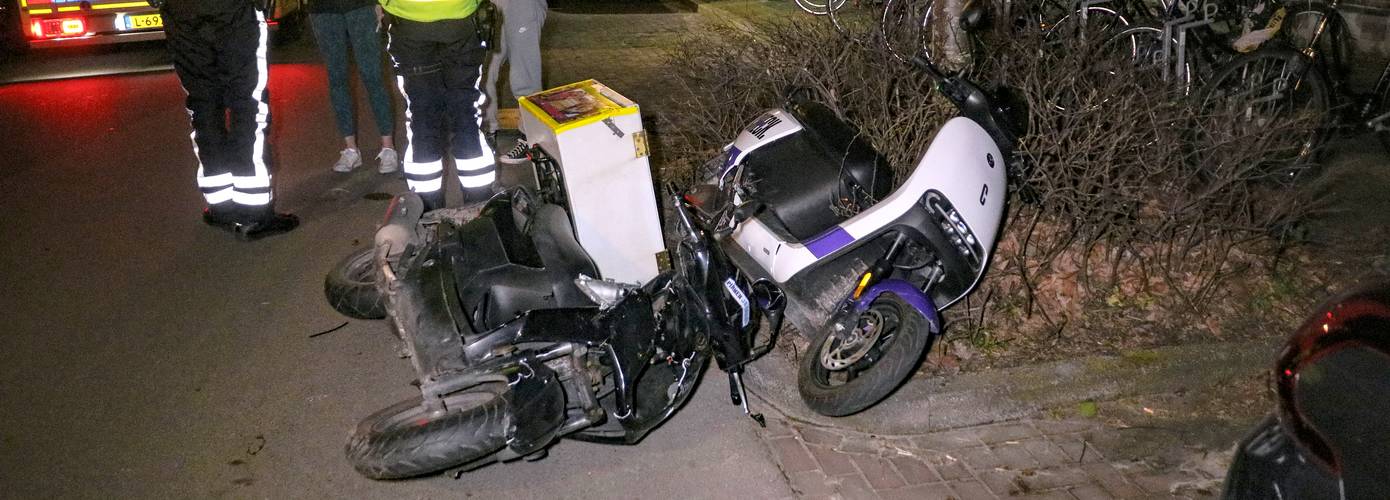 Twee scooters botsen frontaal op elkaar in Groningen