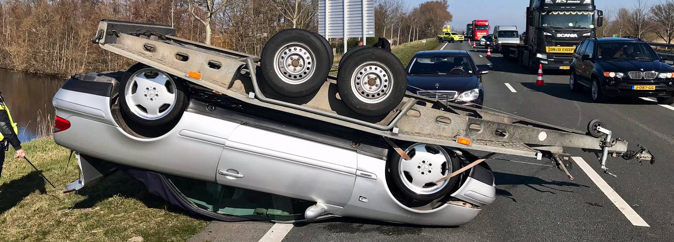 Aanhanger met daarop nieuw gekochte auto belandt op de kop van bestuurder uit Frankrijk