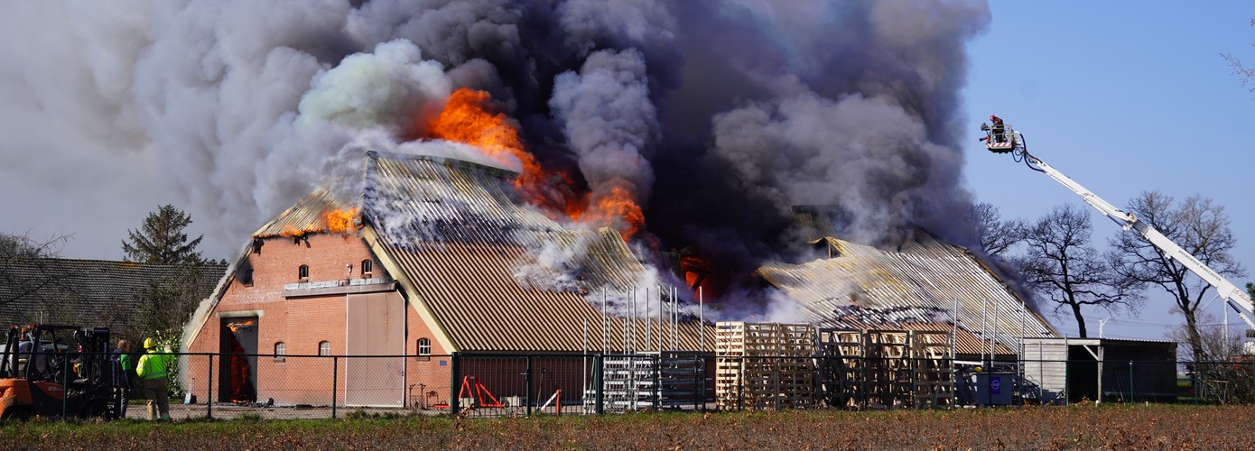 Grote uitslaande brand in schuur van boerderij Westerlee (Video)